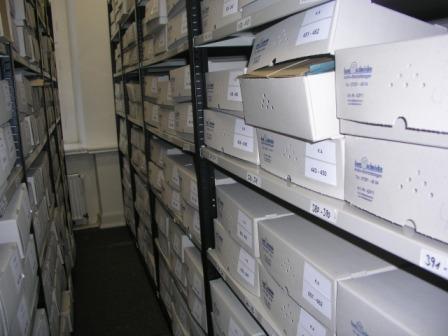 Blick in ein Archivmagazin, wo Akten in säurefreien Kartons gelagert werden