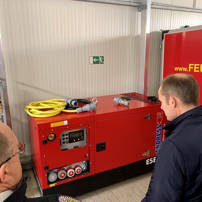 Dr. Mager informiert sich über das neue Notstromaggregat im Feuerwehrgerätehaus