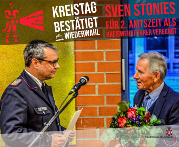 Kreispräsident Meinhard Füllner gratuliert Sven Stonies (links) zur Wiederwahl