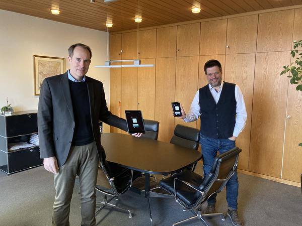 Landrat Dr. Christoph Mager und HLMS-Geschäftsführer Günter Schmidt wollen die "luca-App" einführen