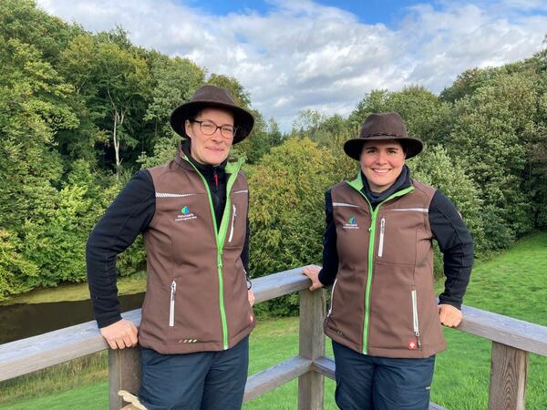 Naturpark-Rangerinnen Martina Kallenberg  und Derya Seifert