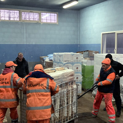 Mitarbeiter des Kreisbauhofs in Slupsk nehmen Feldbetten, PErsönliche Schutzausstattung, Schlafsäcke, Kissen, Decken und Lebensmittel entgegen