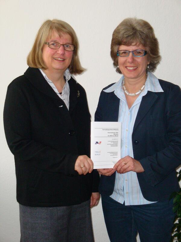 Die Gleichstellungsbeauftragten Elke Hagenah (links) und Edelgard Jenner mit der neu aufgelegten Broschüre