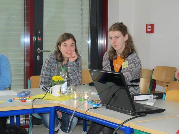 Eva (links) und Sandra berichteten auf der Regionalkonferenz über ihre Praktikumserfahrungen