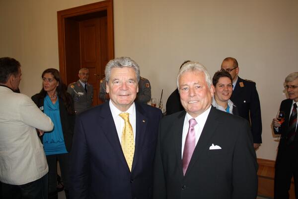 Rolf Samelke gemeinsam mit Bundespräsident Joachim Gauck anlässlich des Empfangs des Volksbundes beim Bundespräsidenten am 25.10.2012