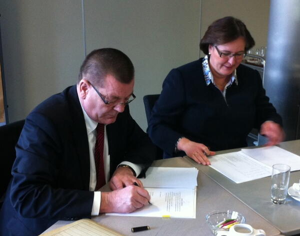Die Leiterin der Kommunalaufsicht im Innenministerium Manuela Söller-Winkler und Landrat Gerd Krämer bei der Unterzeichnung des öffentlich-rechtlichen Vertrages