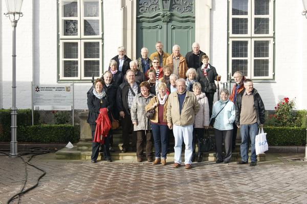 Kreisarchivarin Bornefeld (zweite Reihe, 3. von links) mit den Gästen der Deutsch-Dänischen Gesellschaft Celle vor dem Alten Kreishaus