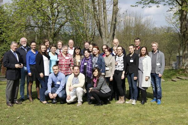Die Teilnehmerinnen und Teilnehmer der Fachtagung mit Kreispräsident Meinhard Füllner (ganz links)