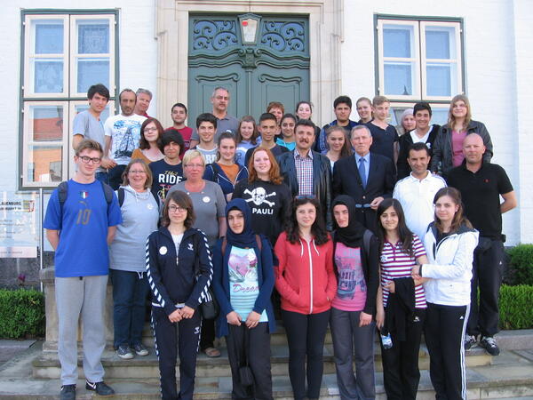 Gruppenfoto der Teilnehmer vor dem Alten Kreishaus