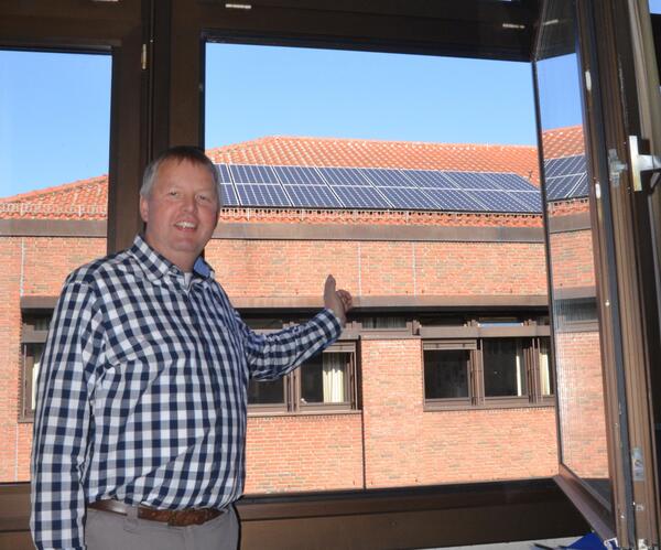 Der Energiemanager Frank Nossol zeigt die Photovoltaikanlage auf dem Dach des Kreishauses