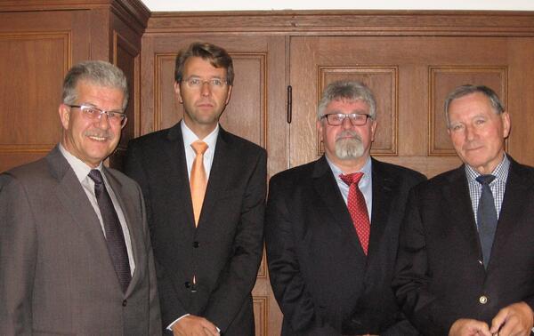 Sie trafen sich zu einem Meinungsaustausch (von links nach rechts): Werner Hesse, Ulf Hahn, Michael Birgel, Kreispräsident Meinhard Füllner