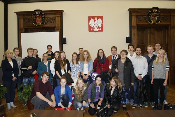 Polnische Gastgeber und deutsche Gäste im historischen Sitzungssaal des Landratsamtes Slupsk (Stolp)