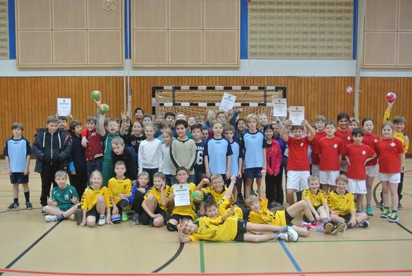 Alle Teilnehmer der diesjährigen Kreismeisterschaften im Handball der Grundschulen