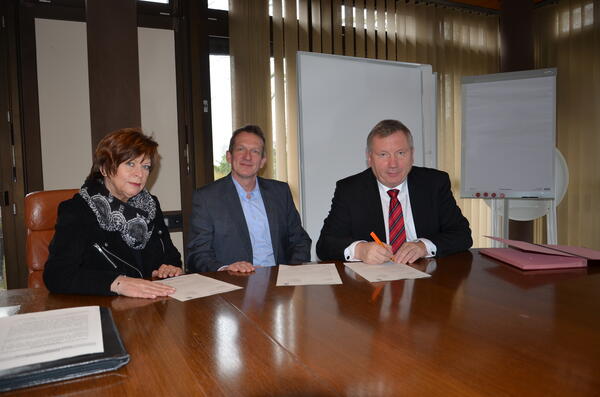 Geschäftsführerin der Kreishandwerkerschaft Marion Fuchs, Kreishandwerksmeister Markus Räth und Erster Kreisrat Norbert Brackmann (von links nach rechts) unterzeichnen die Vertragsverlängerung.