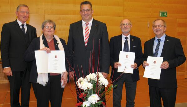 v.l.: Kreispräsident Meinhard Füllner, Barbara Eggert, Inneminister Stefan Studt, Hans-Ulrich Jahn und Hans-Joachim Krückmeyer.