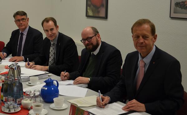 v.l.n.r.: Bürgermeister Rainer Voß, Landrat Christoph Mager, RMVB-Geschäftsführer Henning Ario, Bürgermeister Jan Wiegels bei der Vertragsunterzeichnung