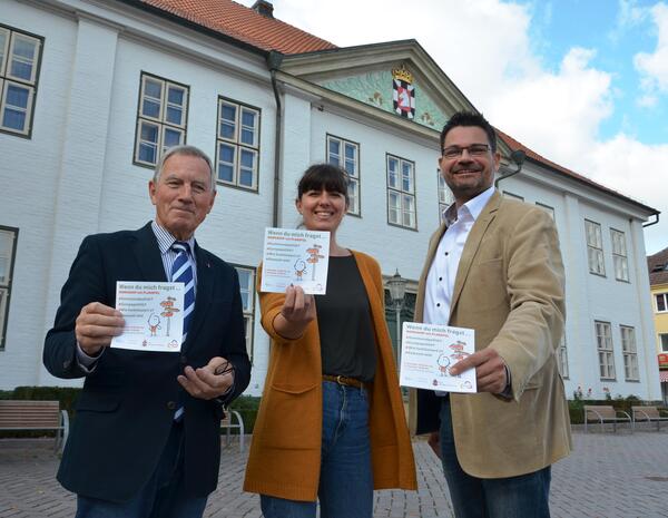 v.l. Kreispräsident Meinhard Füllner, Sara Opitz und Arne Strickrodt (beide KJR).